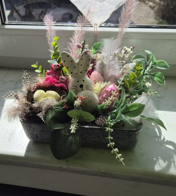 Blumengesteck mit großen Hasen