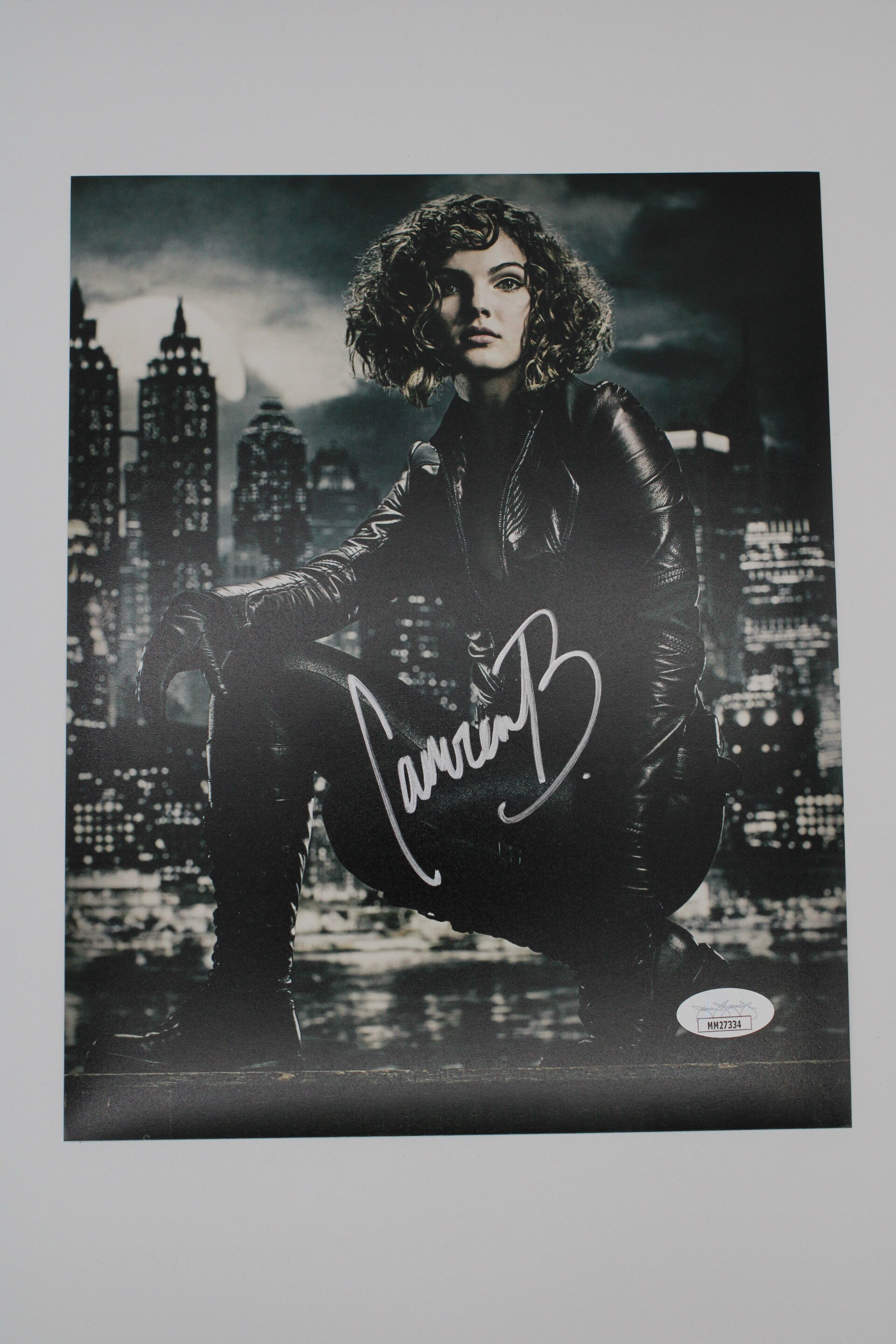 Autograph Camren Bicondova - Selina Kyle / Catwoman - Gotham - Signed Photo 8" x 10" - with COA (B)