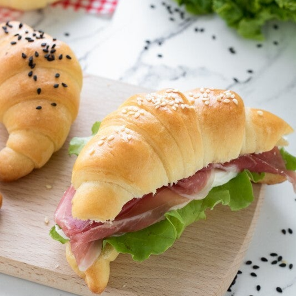 CORNETTO SALATO AI CEREALI CON PROSCIUTTO COTTO E MOZZARELLA