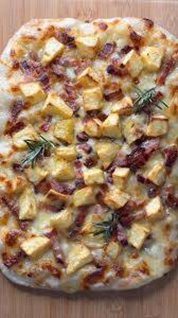 PIZZA CON PATATE, WUNSTER, SALCICCIA E FUNGHI