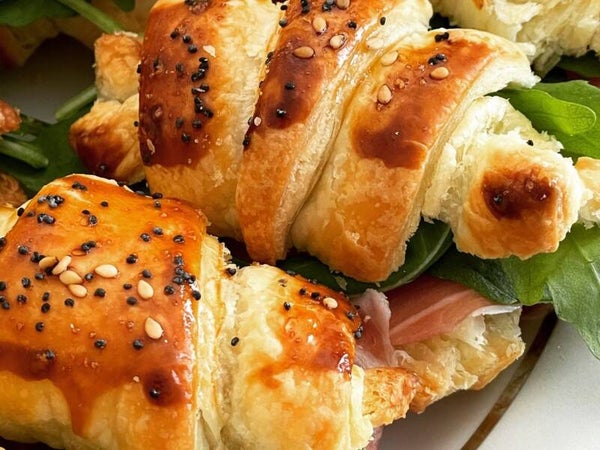 CORNETTO SALATO AI CEREALI CON PROSCIUTTO CRUDO E RUCOLA