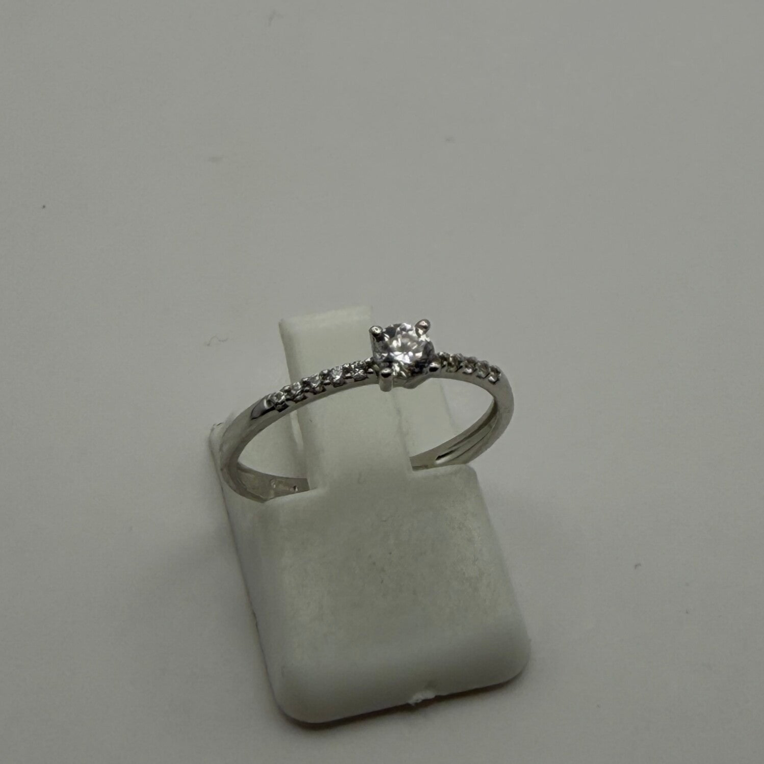 BAGUE SOLITAIRE ACCOMPAGNÉE