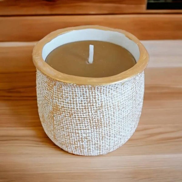Vela cera de abeja en vaso de terracota
