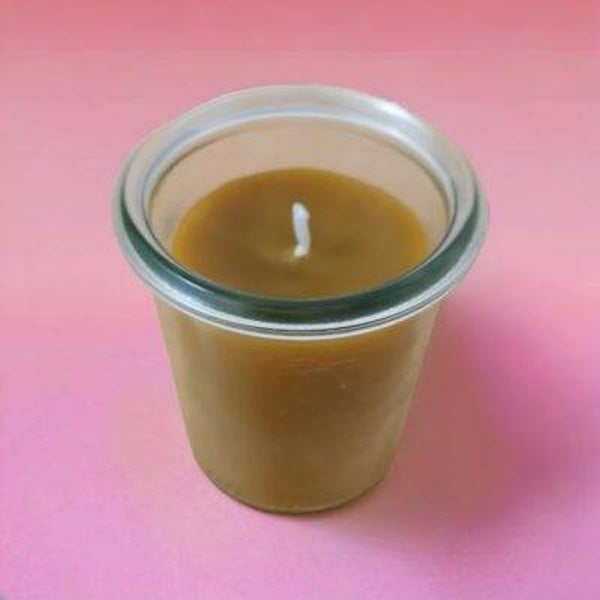 Vela de cera de abeja en vaso de cristal