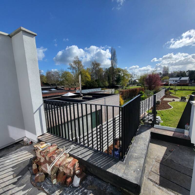 Stalen buitentrap voorzien van spijlbalustrades, afgewerkt in metalliseren + poederlak RAL 9005