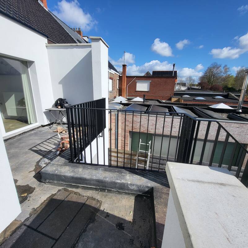 Stalen buitentrap voorzien van spijlbalustrades, afgewerkt in metalliseren + poederlak RAL 9005