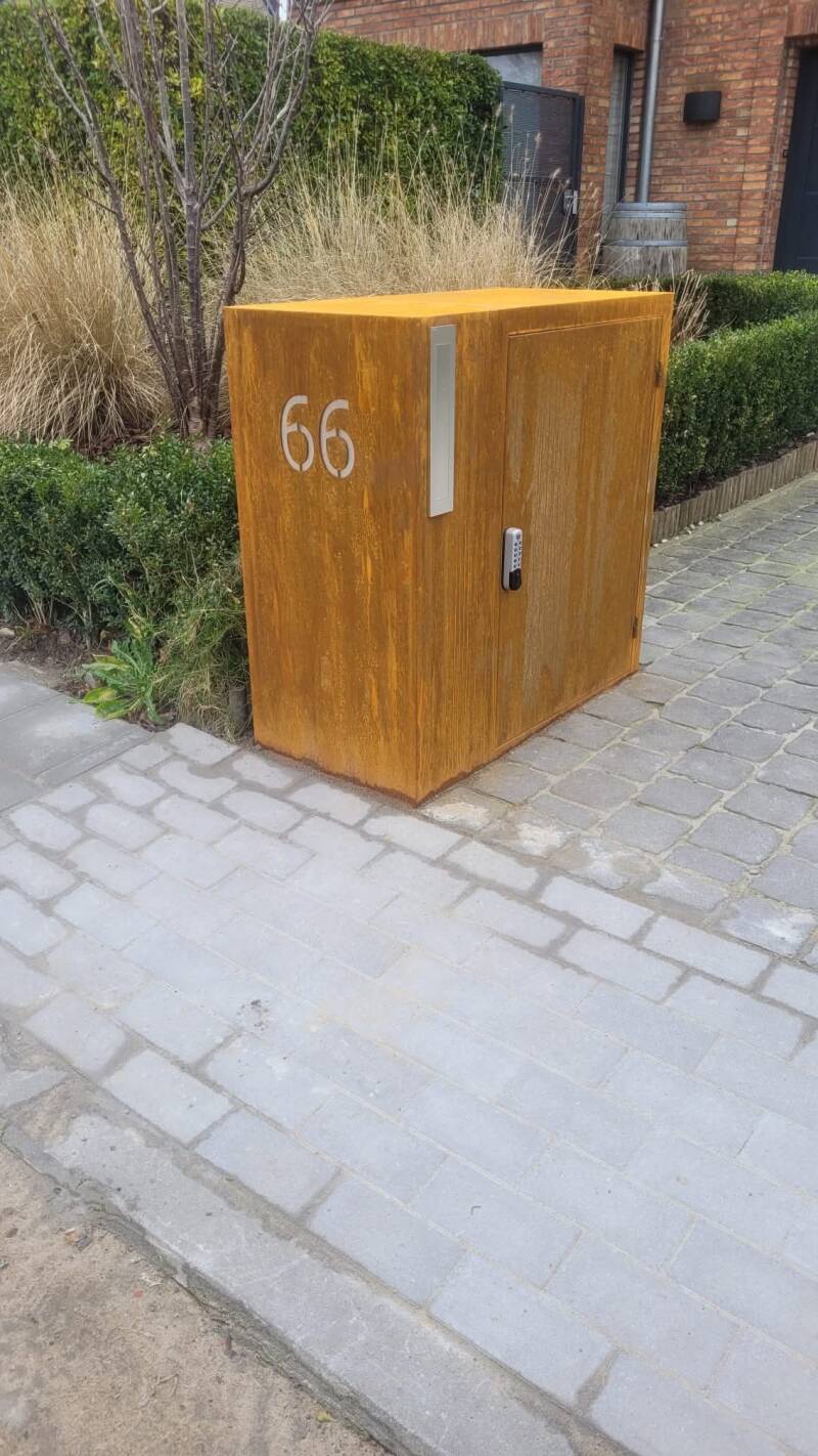 Cortenstaal pakketbrievenbus voorzien van digitaal slot