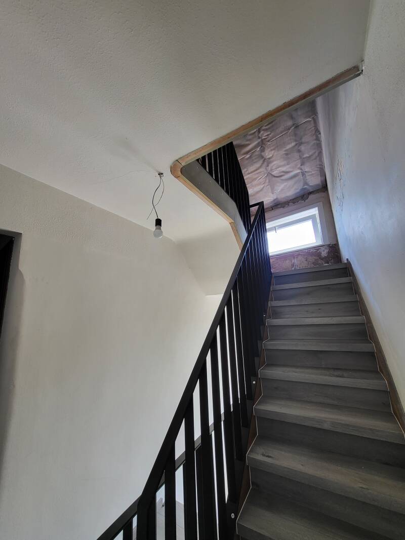 Spijlbalustrade, afgewerkt in poederlak RAL9005