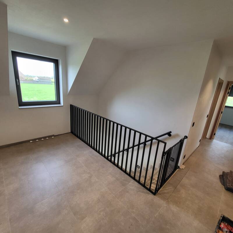 Spijlbalustrade, afgewerkt in poederlak RAL9005