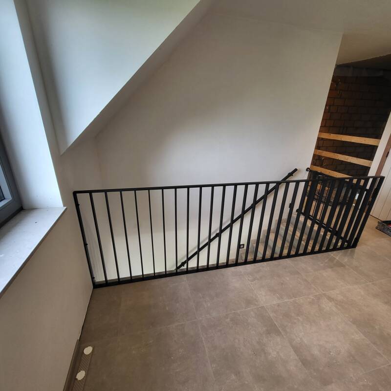 Spijlbalustrade, afgewerkt in poederlak RAL9005