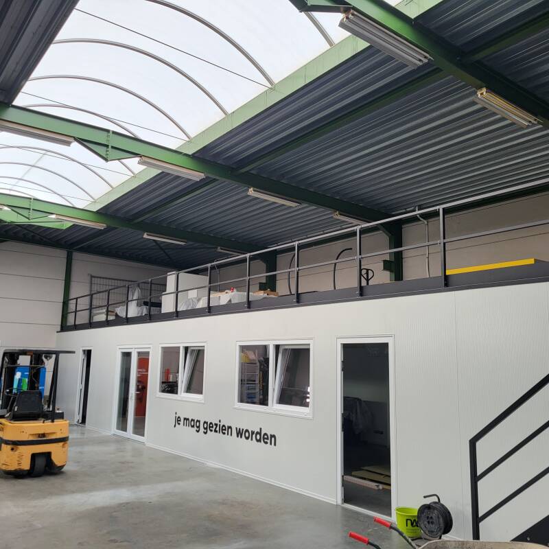 Balustrade voor entresolverdiep voorzien met poort