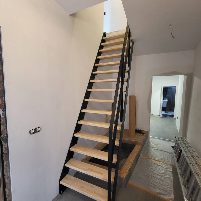 Trap met massieve zijwanden, afgewerkt met rubberwood tredes