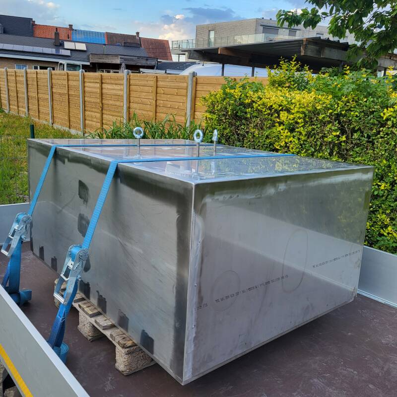 Gelakte rvs sokkel voor standbeeld