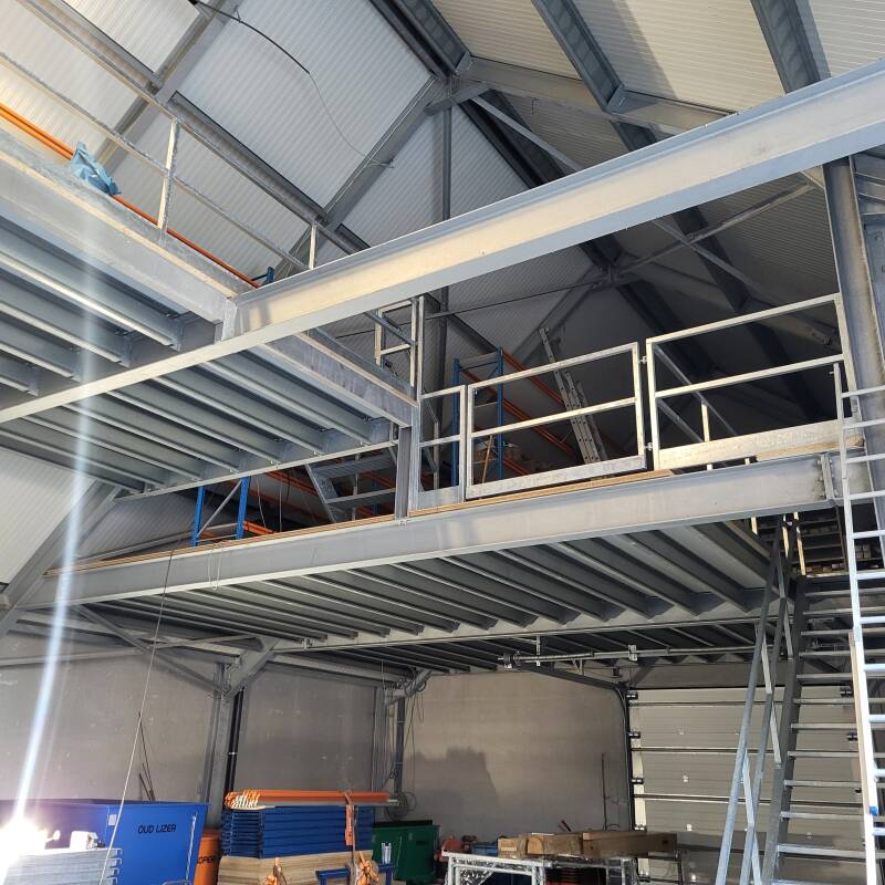 Balustrade voor entresolverdiep voorzien met poort