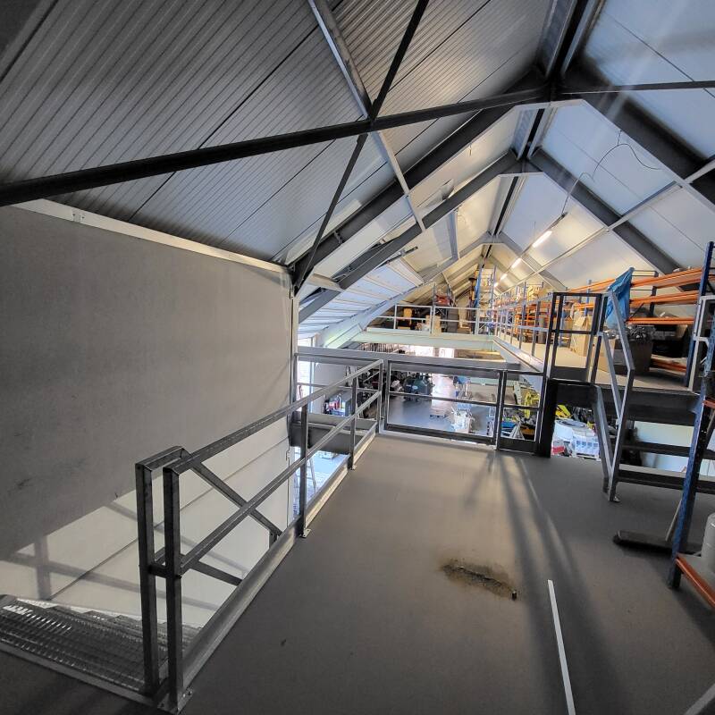 Balustrade voor entresolverdiep voorzien met poort