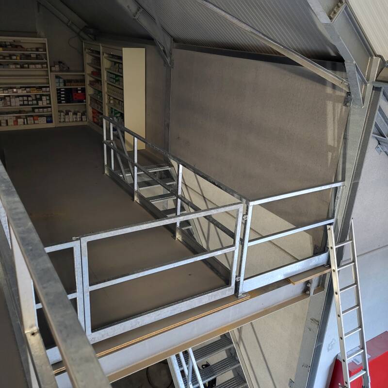 Balustrade voor entresolverdiep voorzien met poort