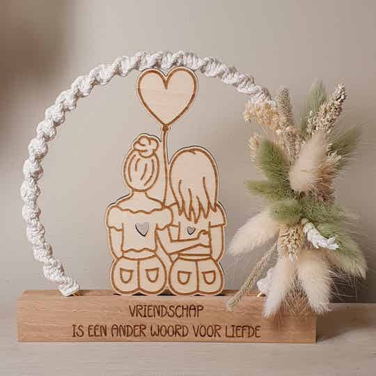 Eikenhouten droogbloemdecoratie met Vriendinnen & liefde quote