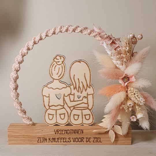 Eikenhouten droogbloemdecoratie met Vriendinnen zijn als knuffels voor de ziel quote