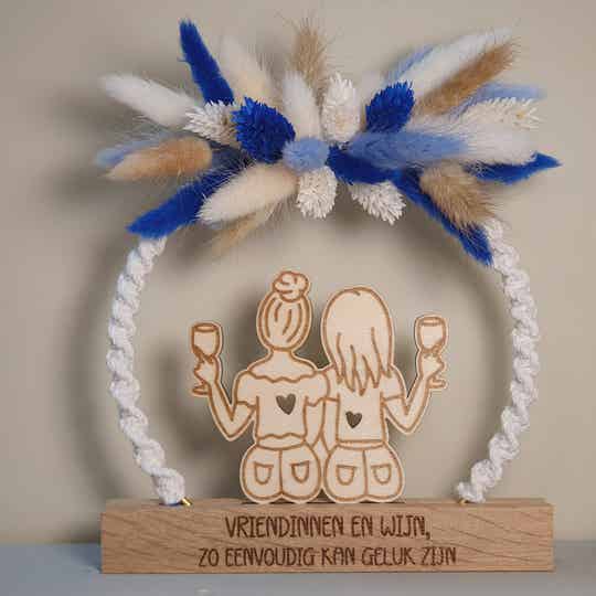 Eikenhouten droogbloemdecoratie met Vriendinnen en wijn quote