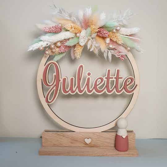 Gepersonaliseerde naamcirkel met droogbloemen (18×24 cm) – een tijdloze eyecatcher