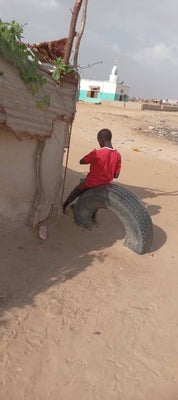 enfant-assis-sur-roue-standard.jpg