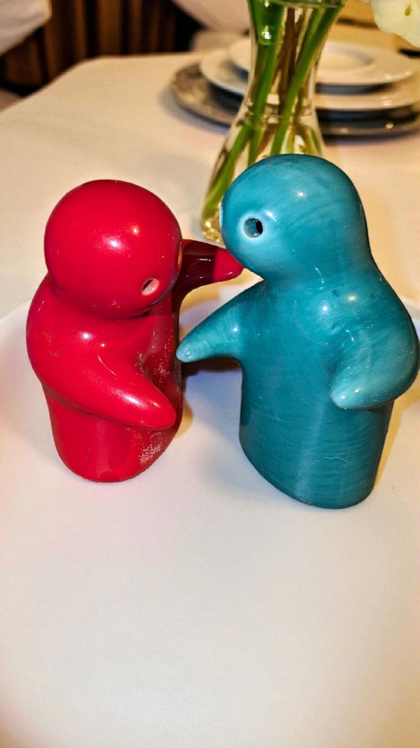 Vintage ghost hugging shakers