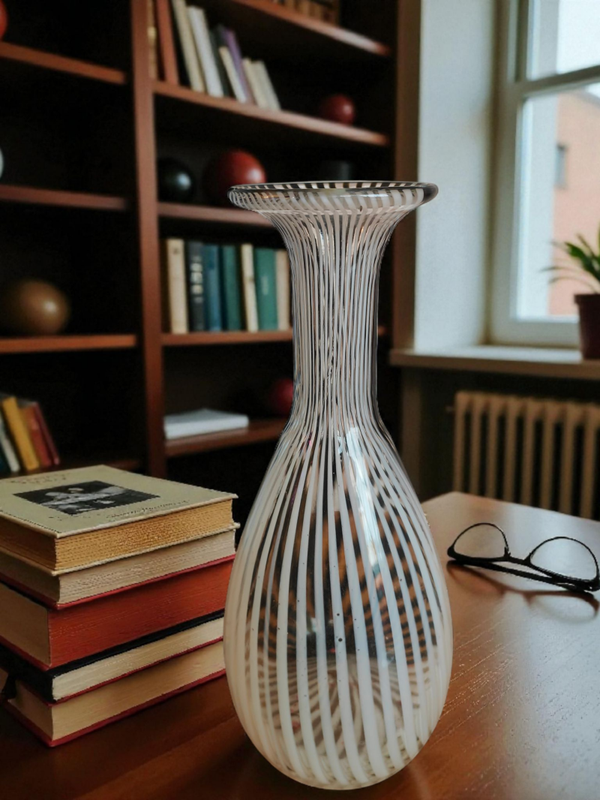 Murano vase black and white