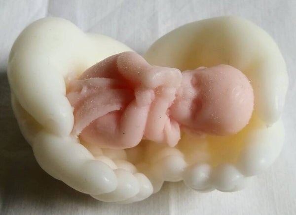 Baby in handjes van zeep 056.