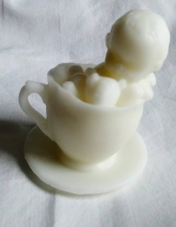 Baby in kopje met beertje 090.