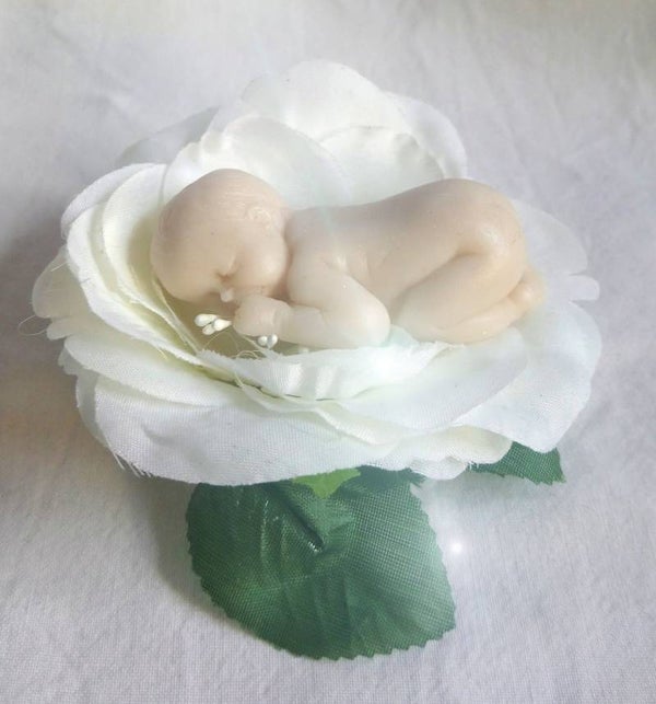 Babyzeepje in grote roos van stof 057.