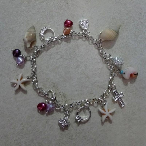 Bedeltjes armband. 033