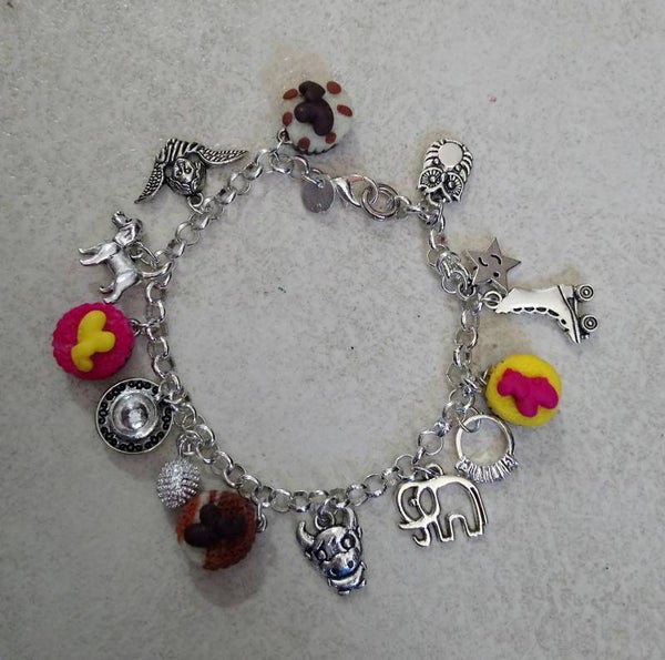 Armband met cupcakes en bedeltjes 042.