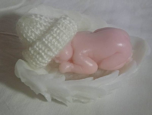 Babyzeepje met muts in engelenvleugel 094