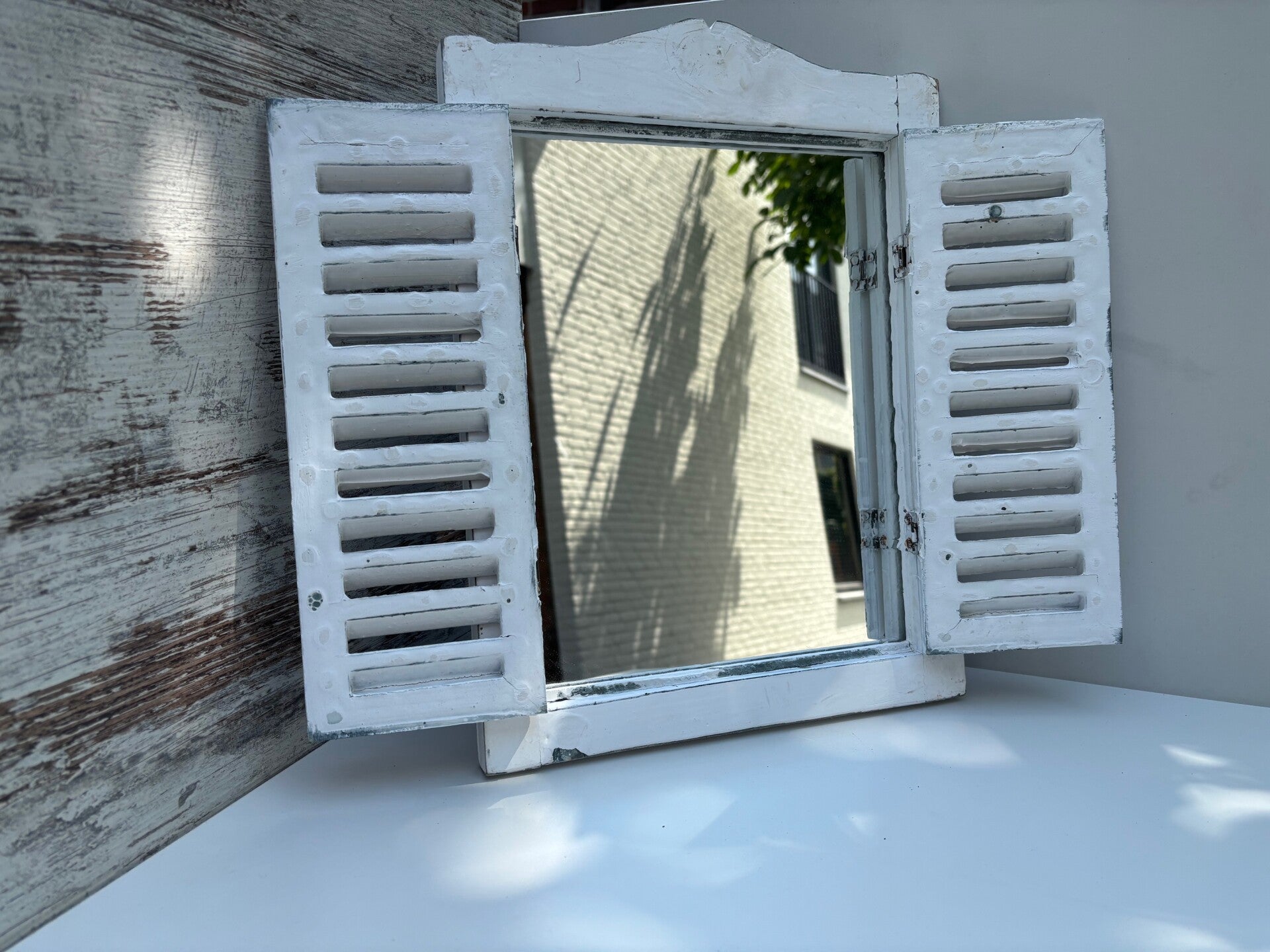 Spiegel met witte louvre luikjes