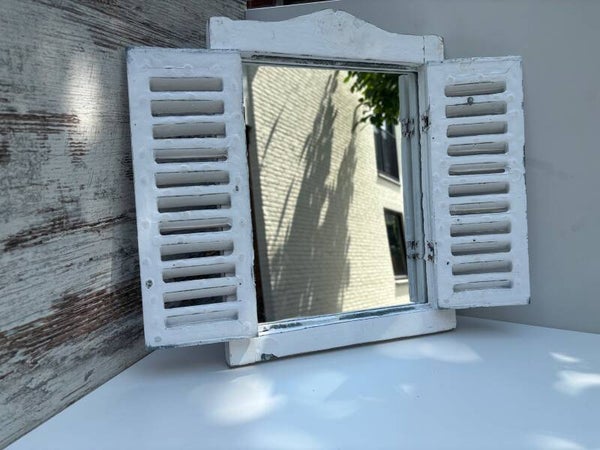 Spiegel met witte louvre luikjes