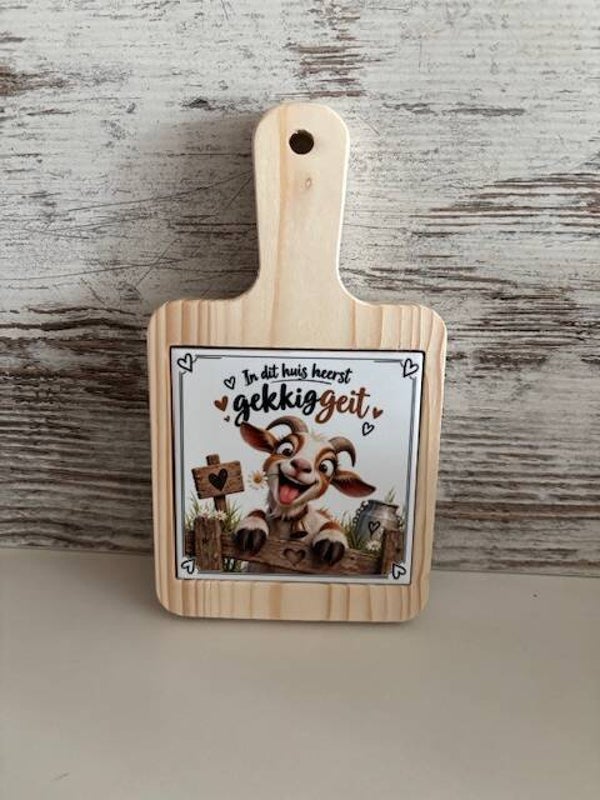Plankje met tegeltje In ons huis heerst gezelliggeit