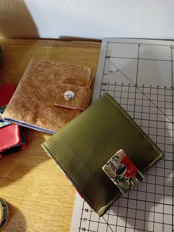 Portefeuille carré simili cuir et tissu