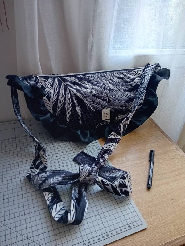 Sac demi lune en velours noir et blanc