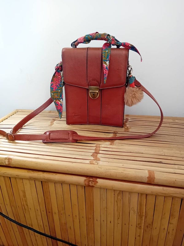 Sac bandoulière cuir accessoirisé avec tissu