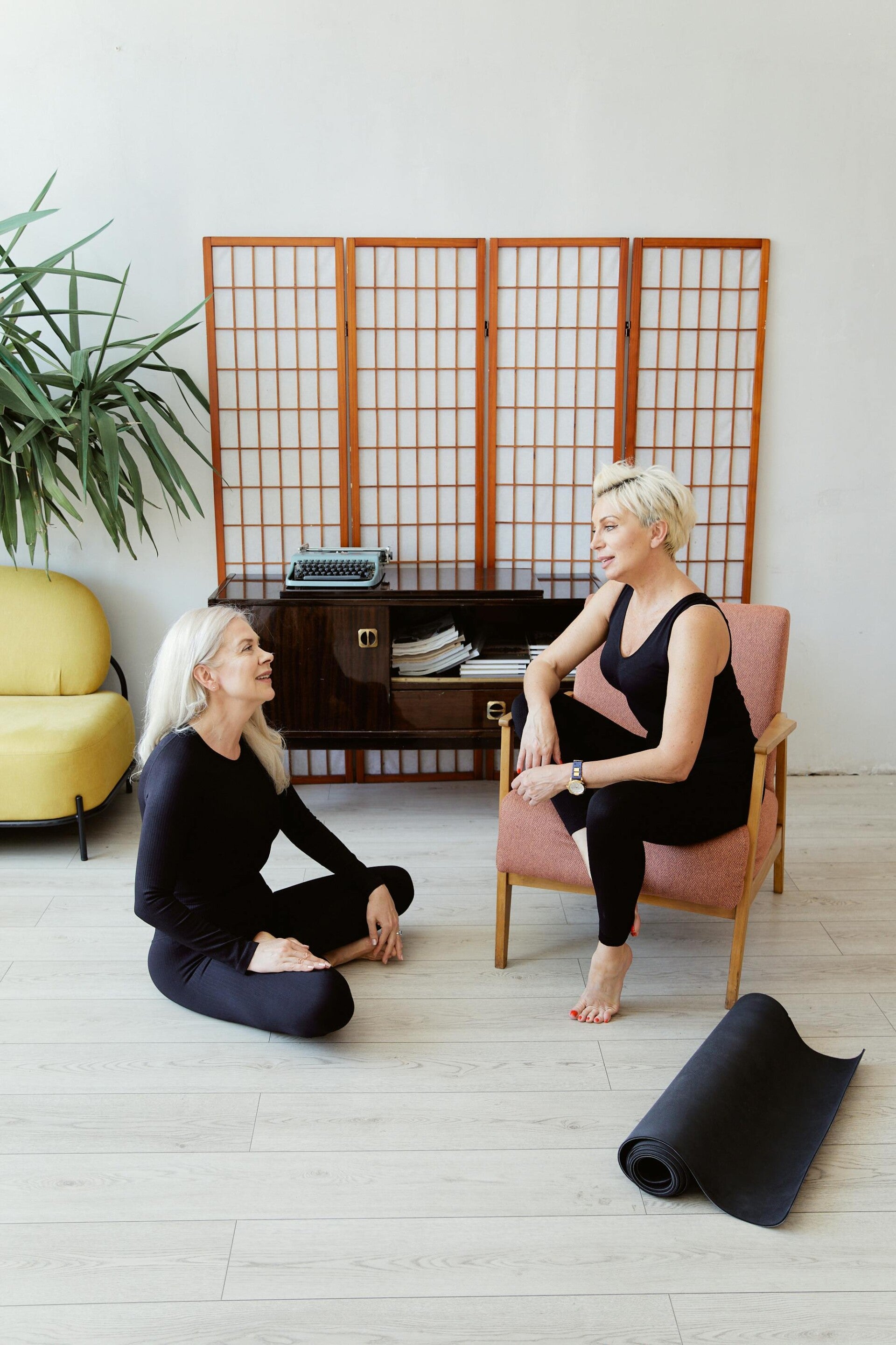 Wie man mit Stuhlyoga für Senioren gesund bleibt: Ein einfacher Plan