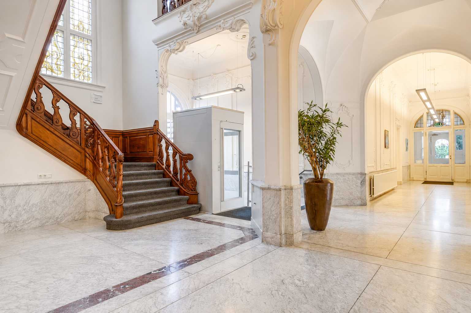 Entreehal van Villa Rusthoek in Baarn, locatie van Nimis Centre of Light