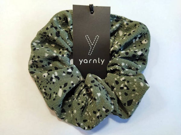 Maak je eigen scrunchie olijfgroen met stippen zwart/wit