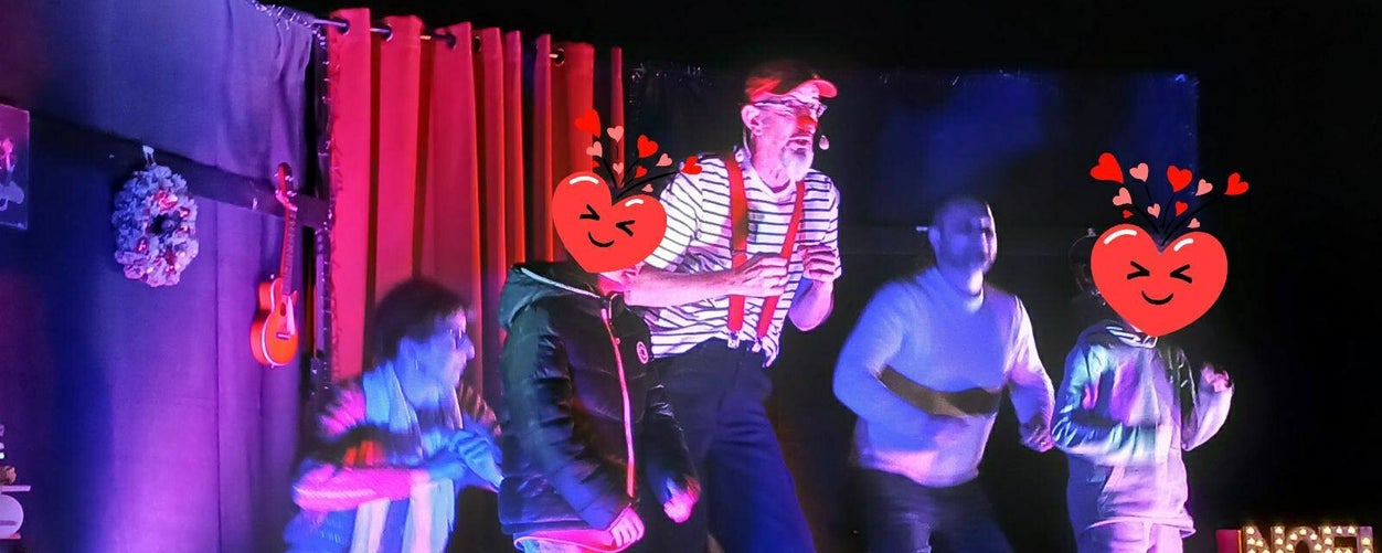 Sirouy le clown en spectacle devant des enfants