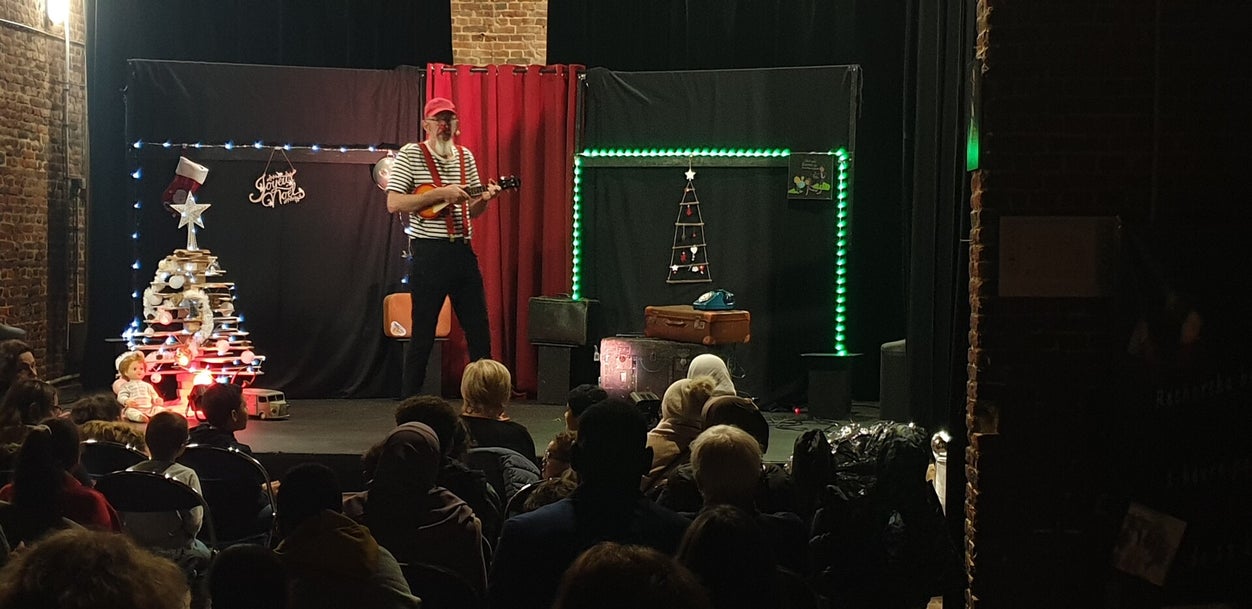 Sirouy le clown sur scène lors d'un spectacle pédagogique pour enfants