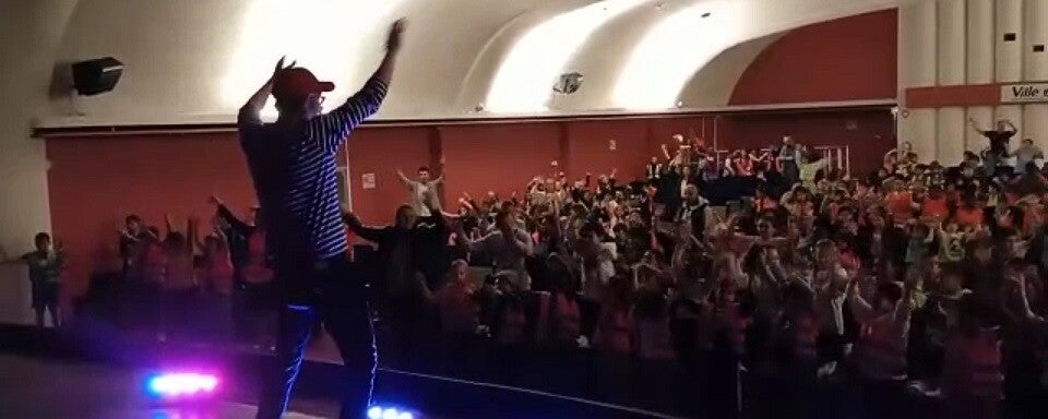 Spectacle de Sirouy le clown devant des enfants