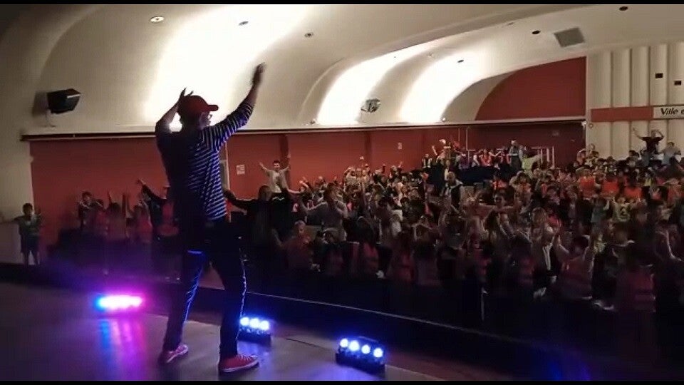 Sirouy le clown en spectacle devant des enfants