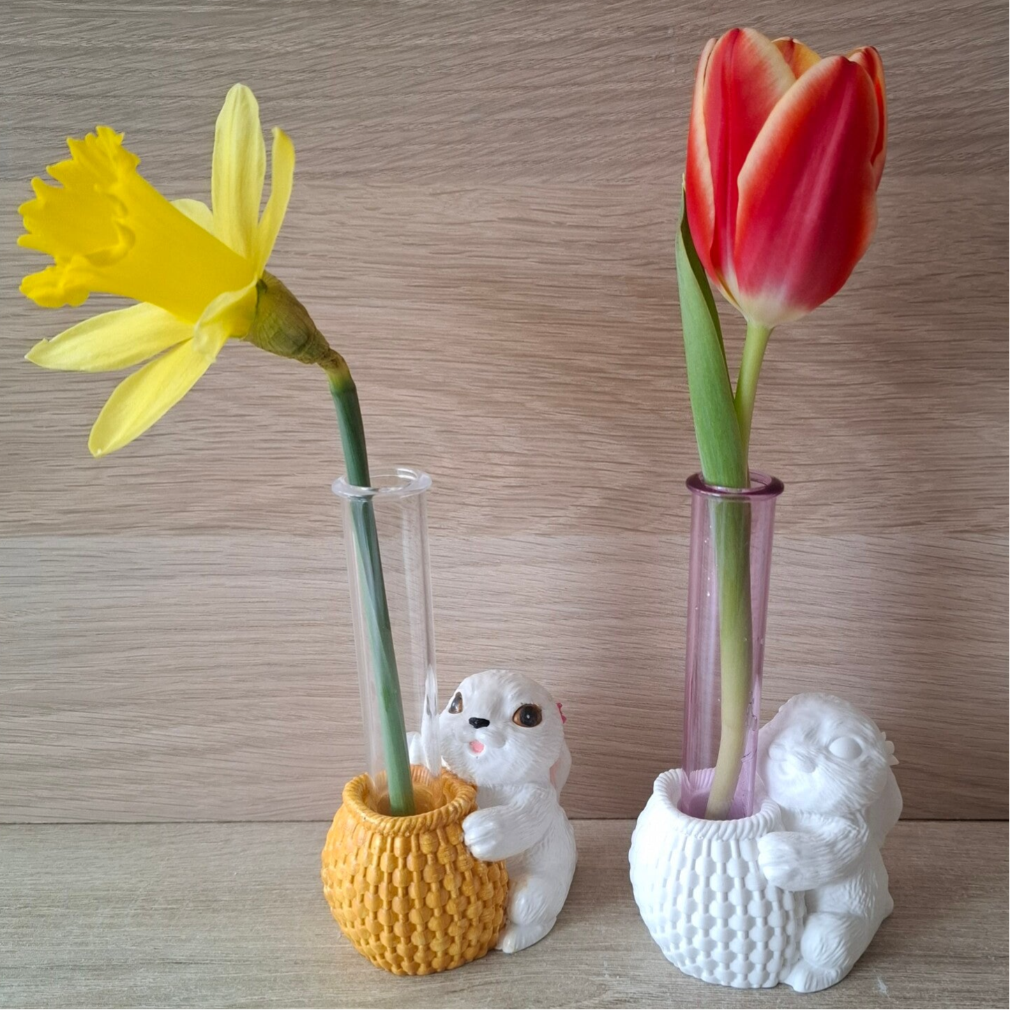 Rohrvase "Hase mit Körbchen"