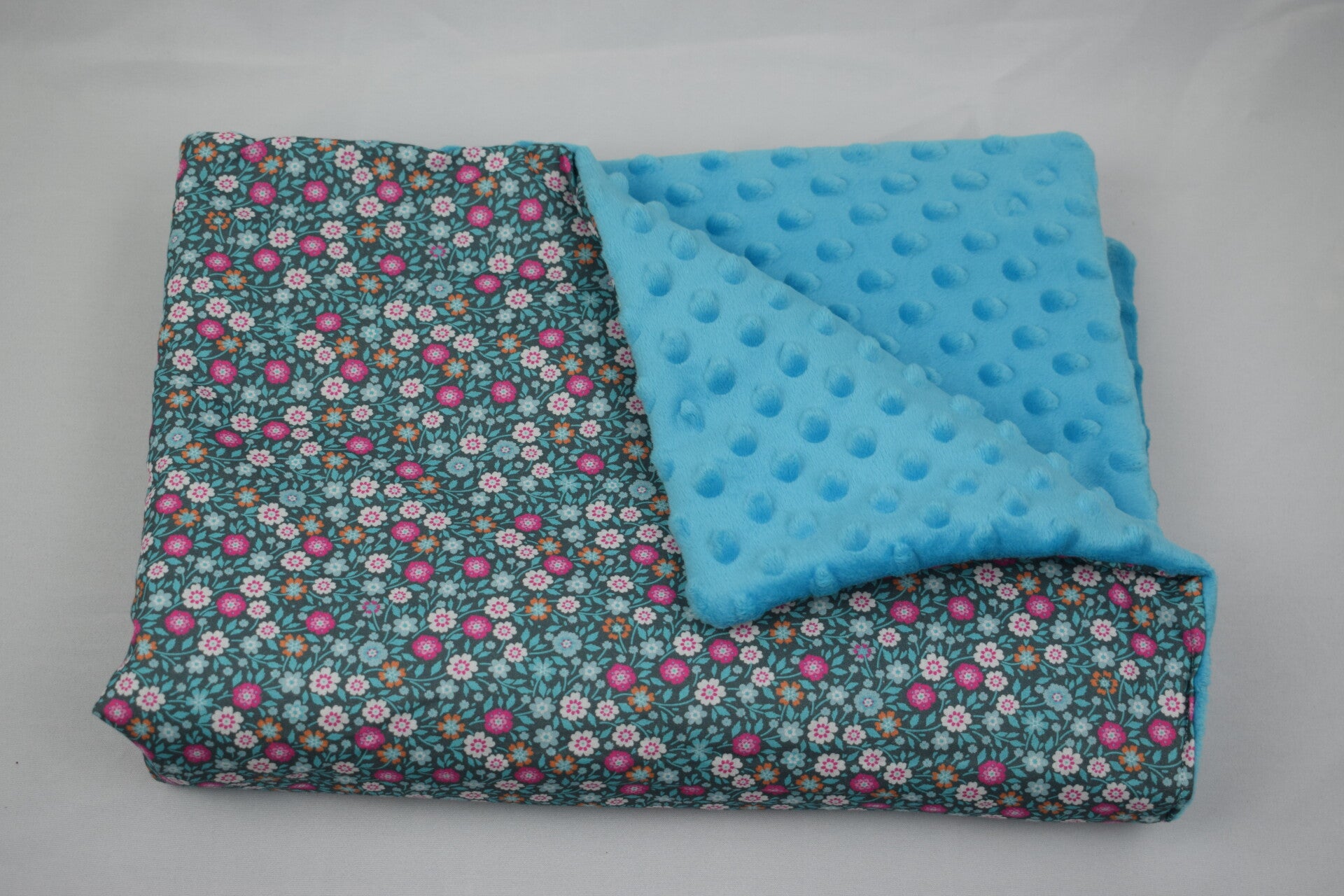 Couverture fleurs bleues et roses