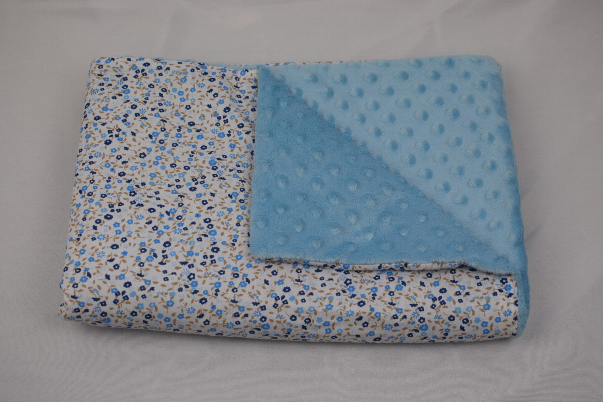 Couverture petites fleurs bleues