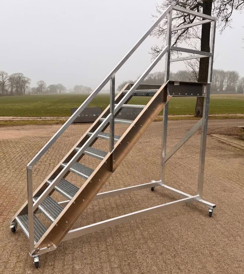 Deze mobiele aluminium magazijn bordestrap op gewenste maat gemaakt